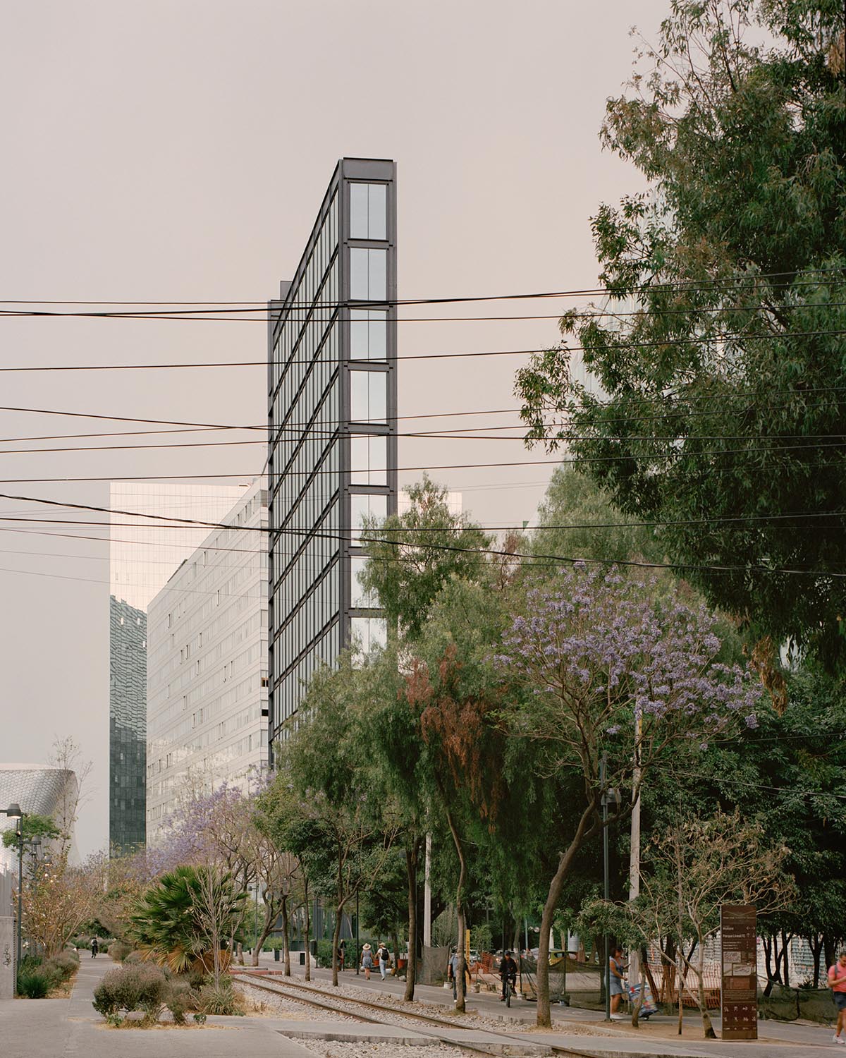 HEMAA built a slender skyscraper that stands elegantly on a narrow plot in Mexico City 