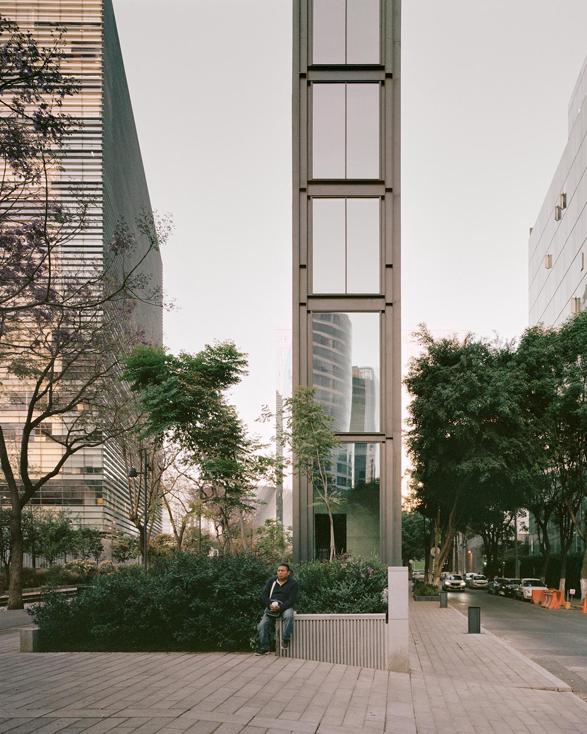 HEMAA built a slender skyscraper that stands elegantly on a narrow plot in Mexico City 