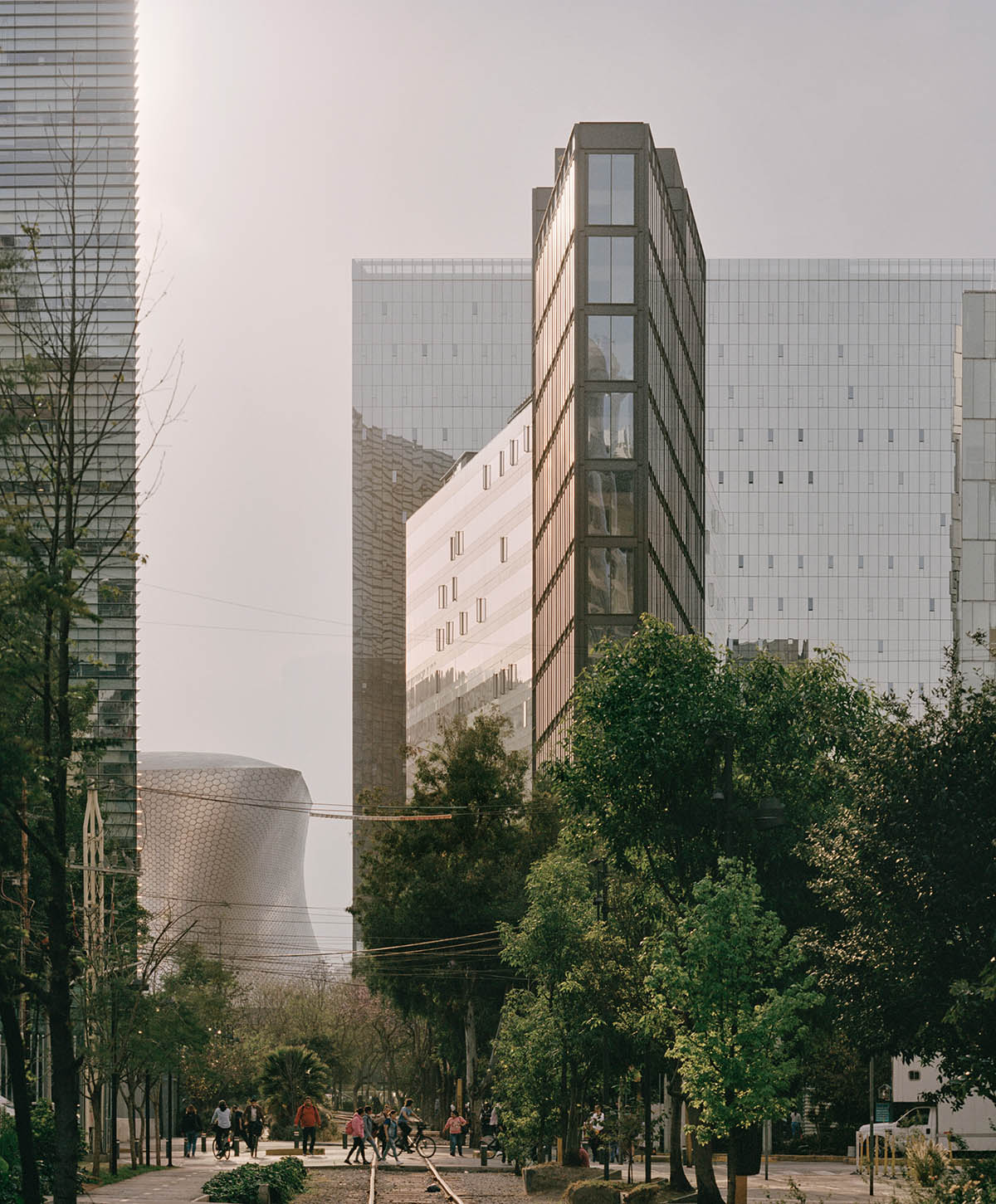 HEMAA built a slender skyscraper that stands elegantly on a narrow plot in Mexico City 