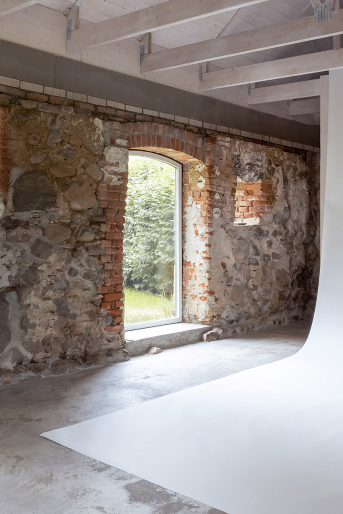 Helga Blocksdorf Architektur converts old barn into a photography studio incorporating natural tones 