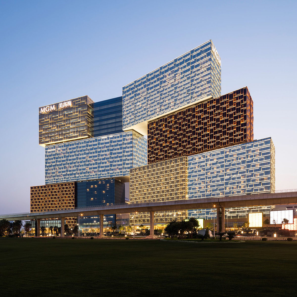 KPF's casino-hotel-resort comprised of stacked jewel-like boxes wins Emporis Skyscraper Award