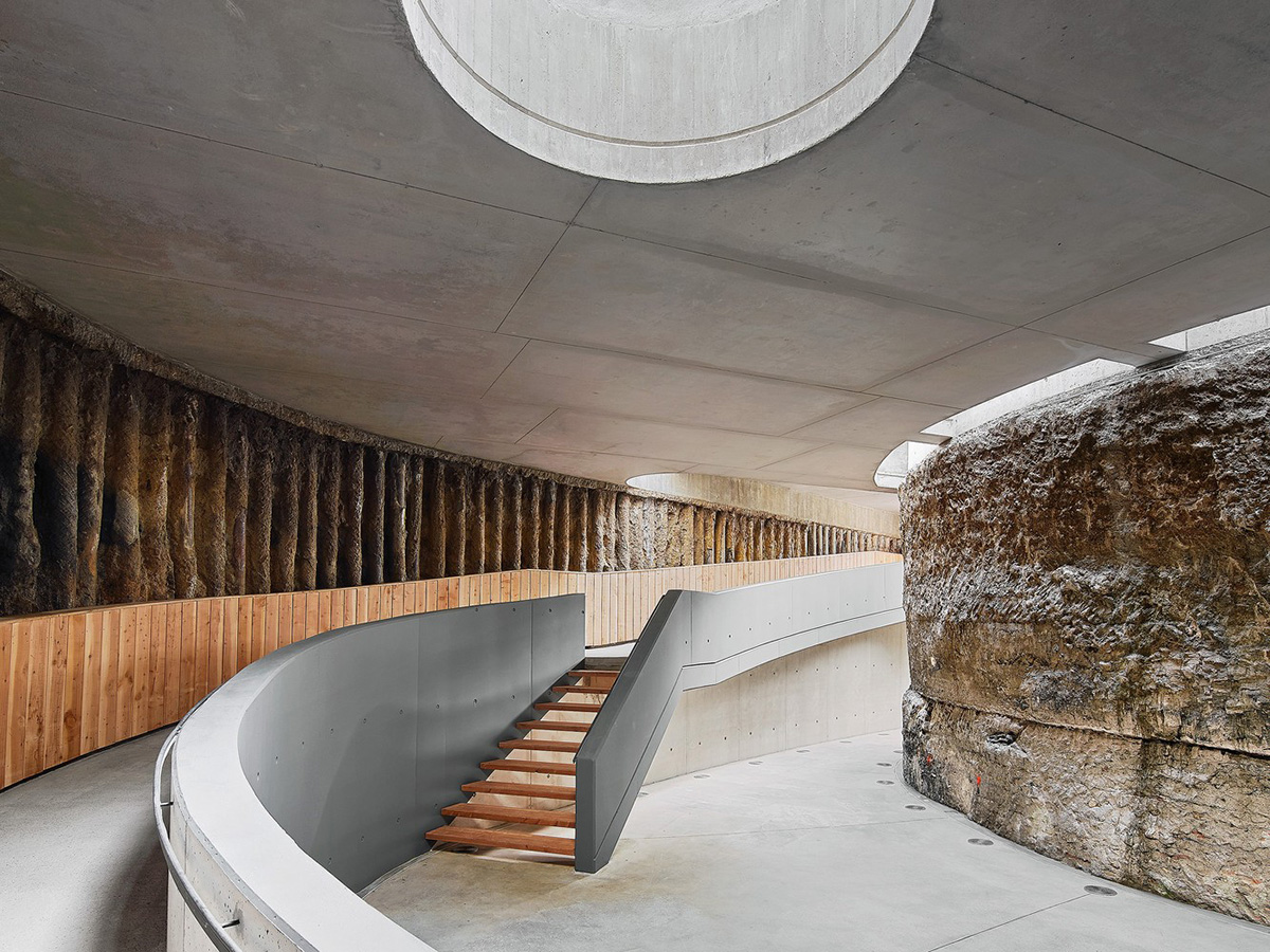 Aigua de Vilajuïga restored with vaulted bricks and exposed concrete bringing light into the space