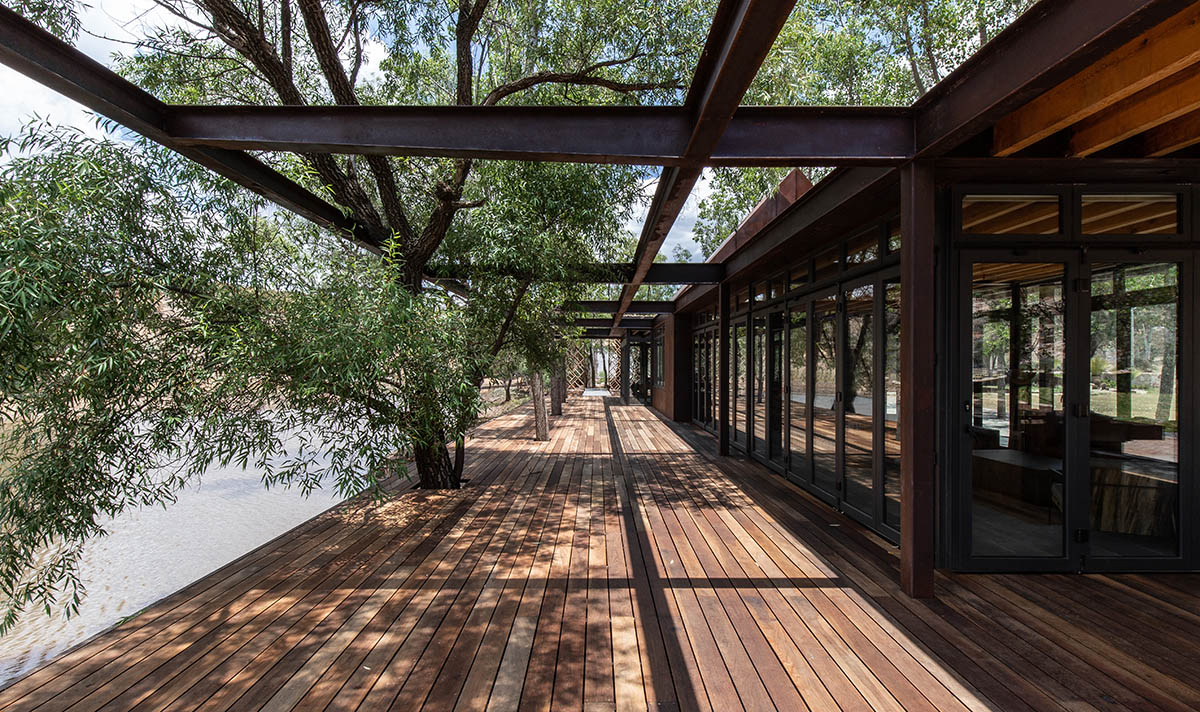 Fabián M Escalante H Arquitectos designs holiday home with gabled volume in rural Guanajuato