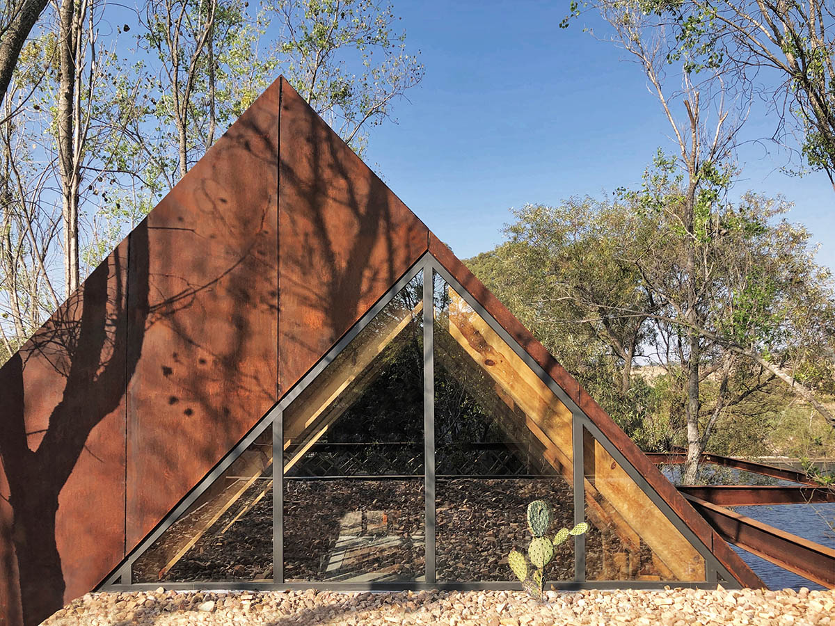 Fabián M Escalante H Arquitectos designs holiday home with gabled volume in rural Guanajuato