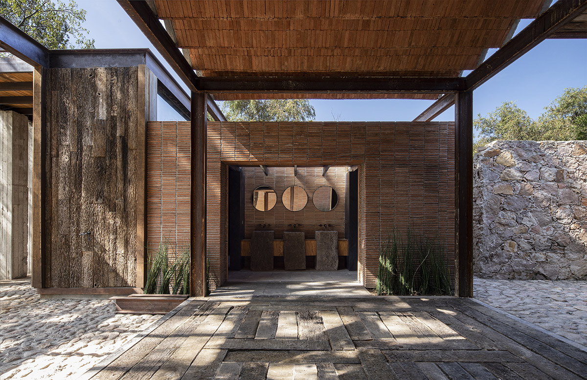 Fabián M Escalante H Arquitectos designs holiday home with gabled volume in rural Guanajuato