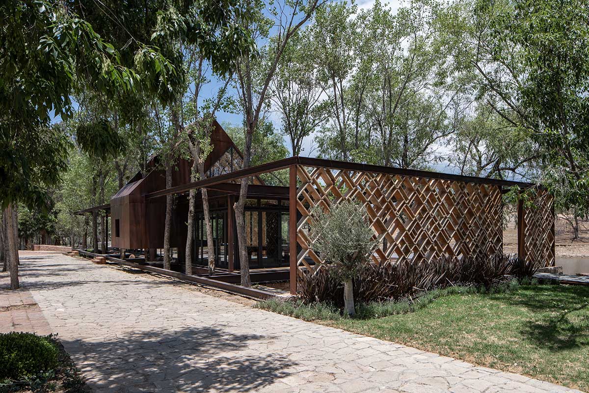 Fabián M Escalante H Arquitectos designs holiday home with gabled volume in rural Guanajuato