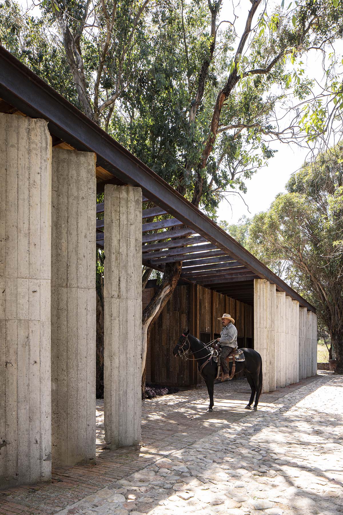 Fabián M Escalante H Arquitectos designs holiday home with gabled volume in rural Guanajuato