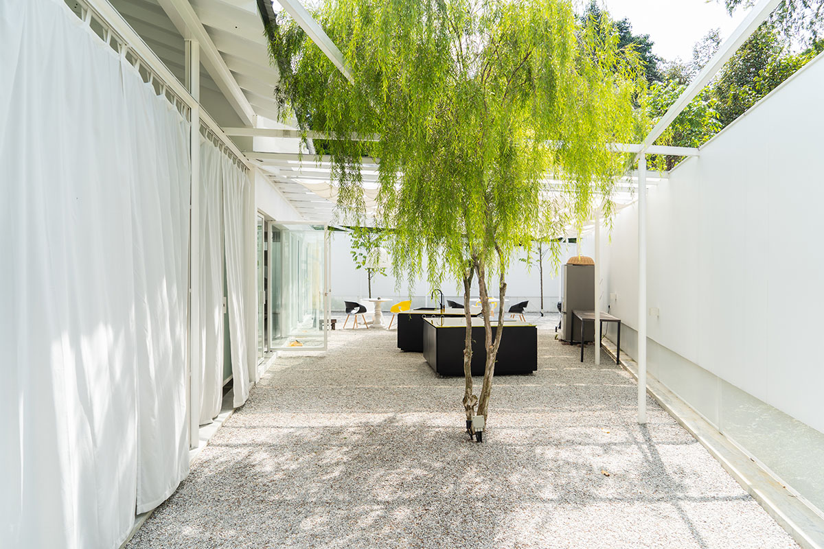 Malaysian home by Core Design Workshop is shaped by artworks and a large inner garden