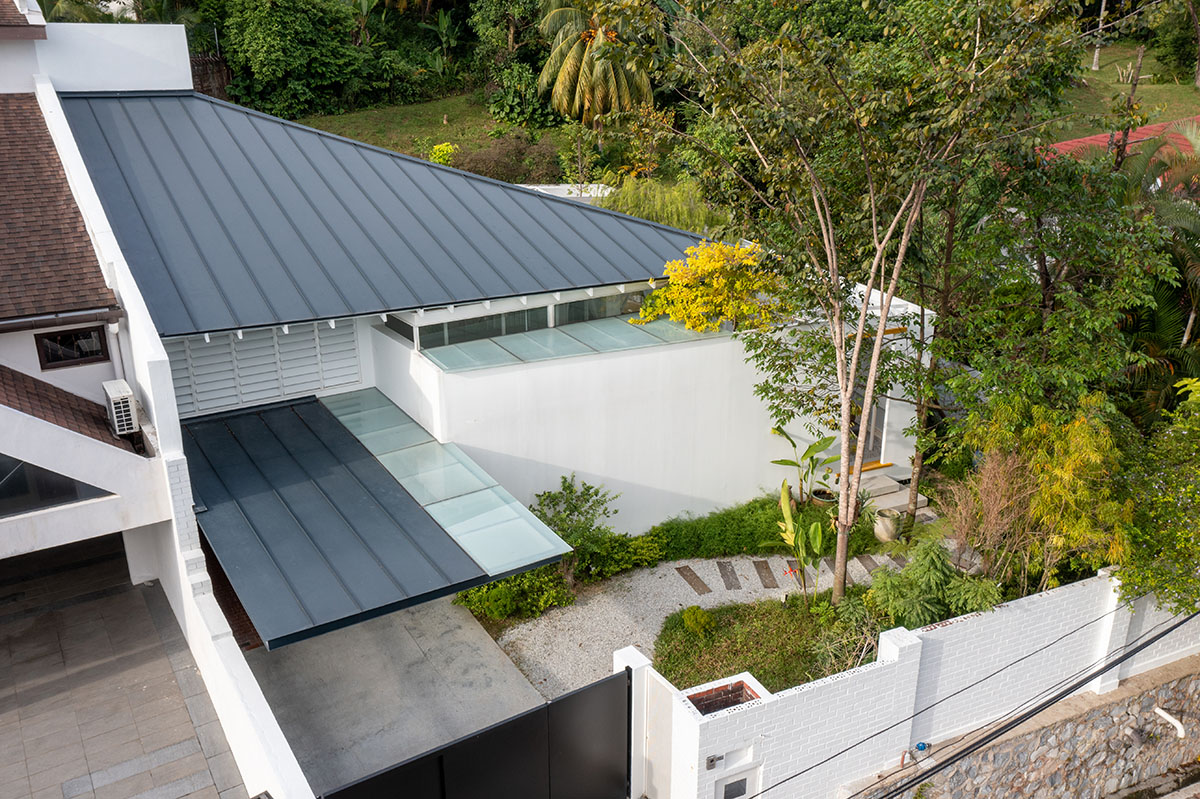 Malaysian home by Core Design Workshop is shaped by artworks and a large inner garden