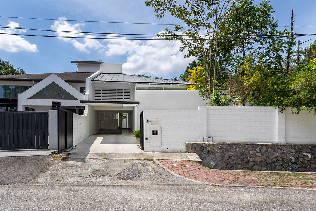 Malaysian home by Core Design Workshop is shaped by artworks and a large inner garden