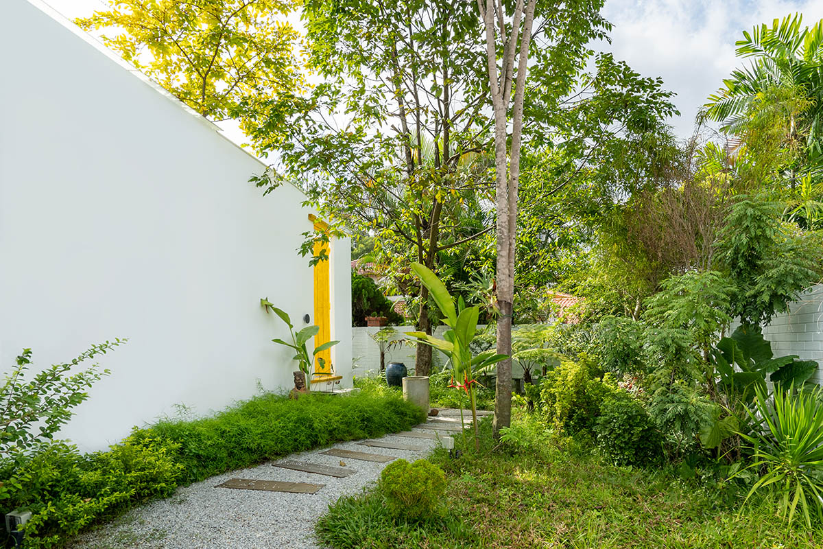 Malaysian home by Core Design Workshop is shaped by artworks and a large inner garden