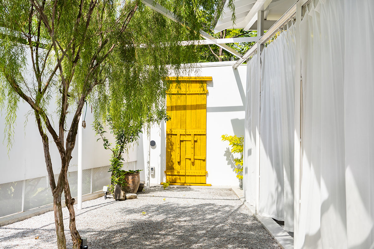 Malaysian home by Core Design Workshop is shaped by artworks and a large inner garden