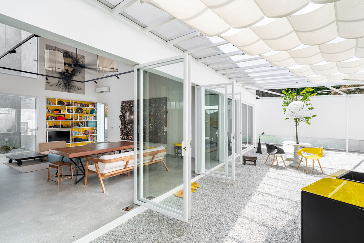 Malaysian home by Core Design Workshop is shaped by artworks and a large inner garden