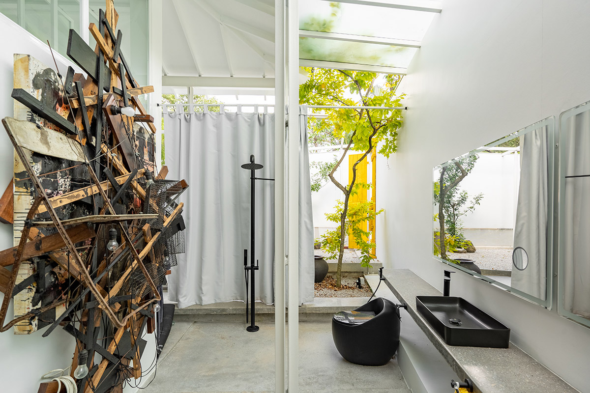 Malaysian home by Core Design Workshop is shaped by artworks and a large inner garden