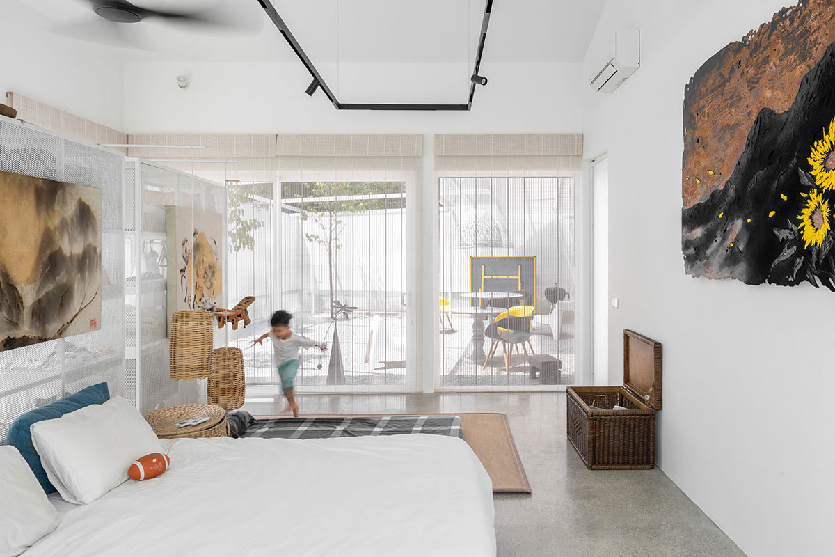 Malaysian home by Core Design Workshop is shaped by artworks and a large inner garden
