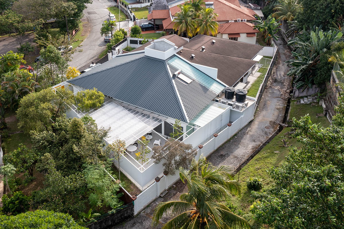 Malaysian home by Core Design Workshop is shaped by artworks and a large inner garden