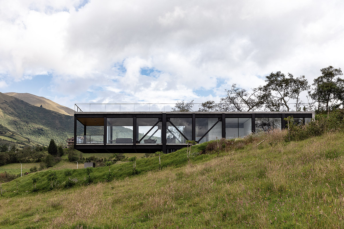 Bernardo Bustamante Arquitectos designs 12-metre-long cantilevered house on the slopes of Ecuador