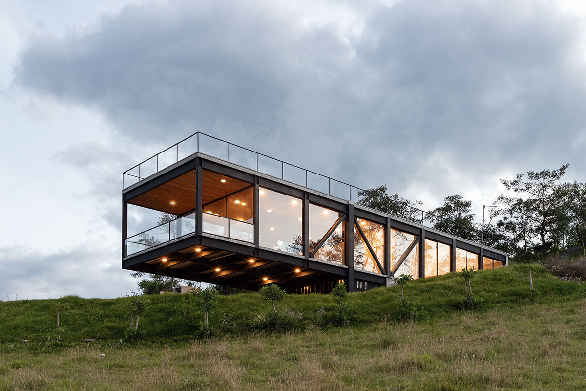 Bernardo Bustamante Arquitectos проектирует 12-метровый консольный дом на склонах Эквадора