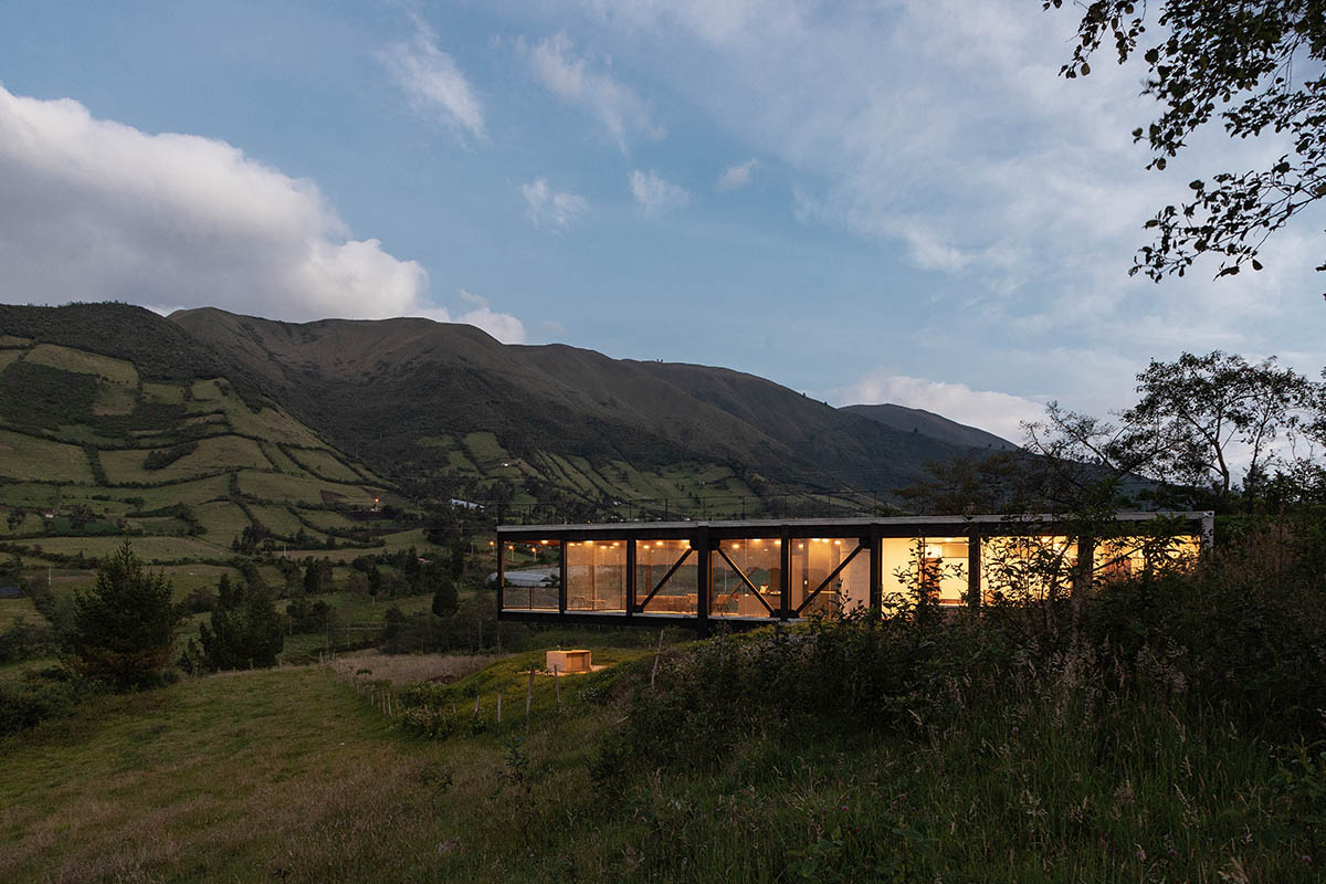 Bernardo Bustamante Arquitectos designs 12-metre-long cantilevered house on the slopes of Ecuador