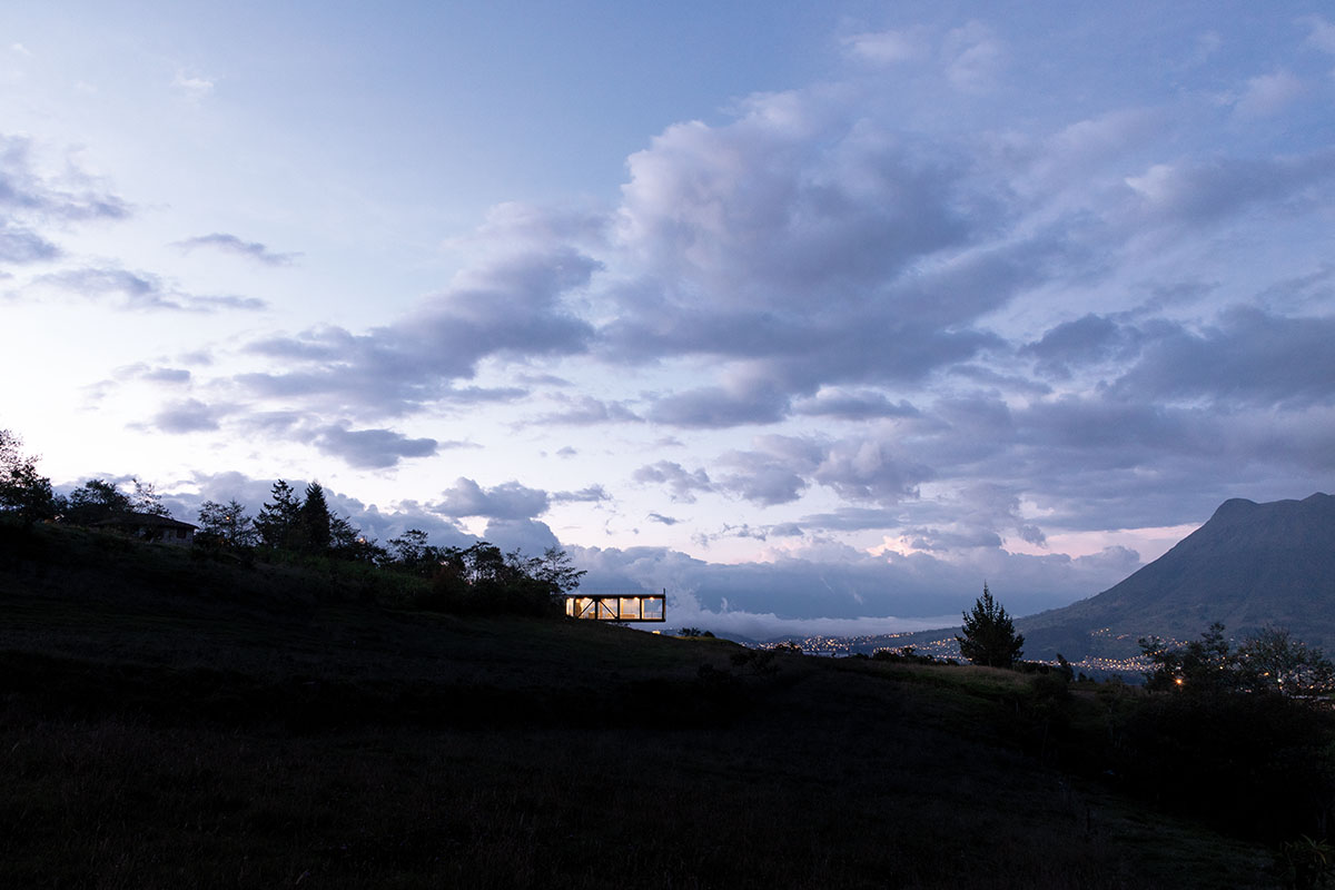 Bernardo Bustamante Arquitectos проектирует 12-метровый консольный дом на склонах Эквадора