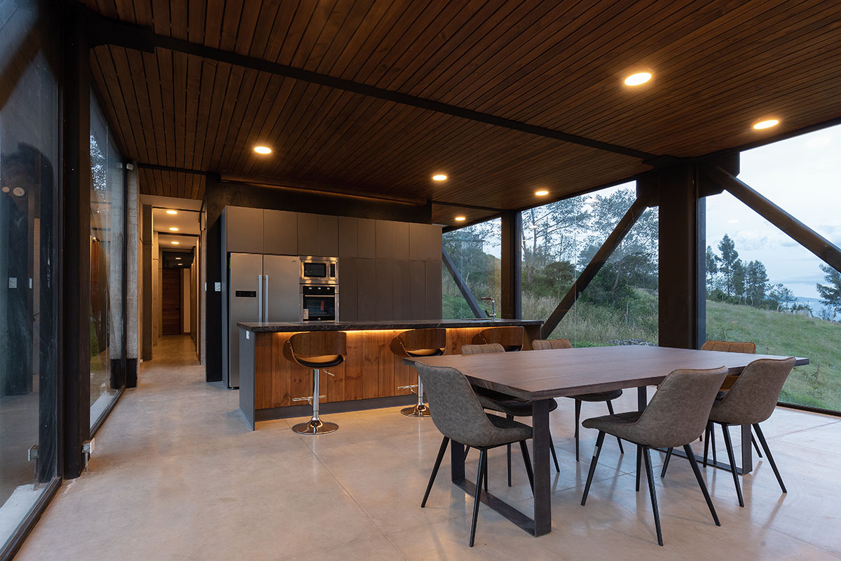 Bernardo Bustamante Arquitectos designs 12-metre-long cantilevered house on the slopes of Ecuador