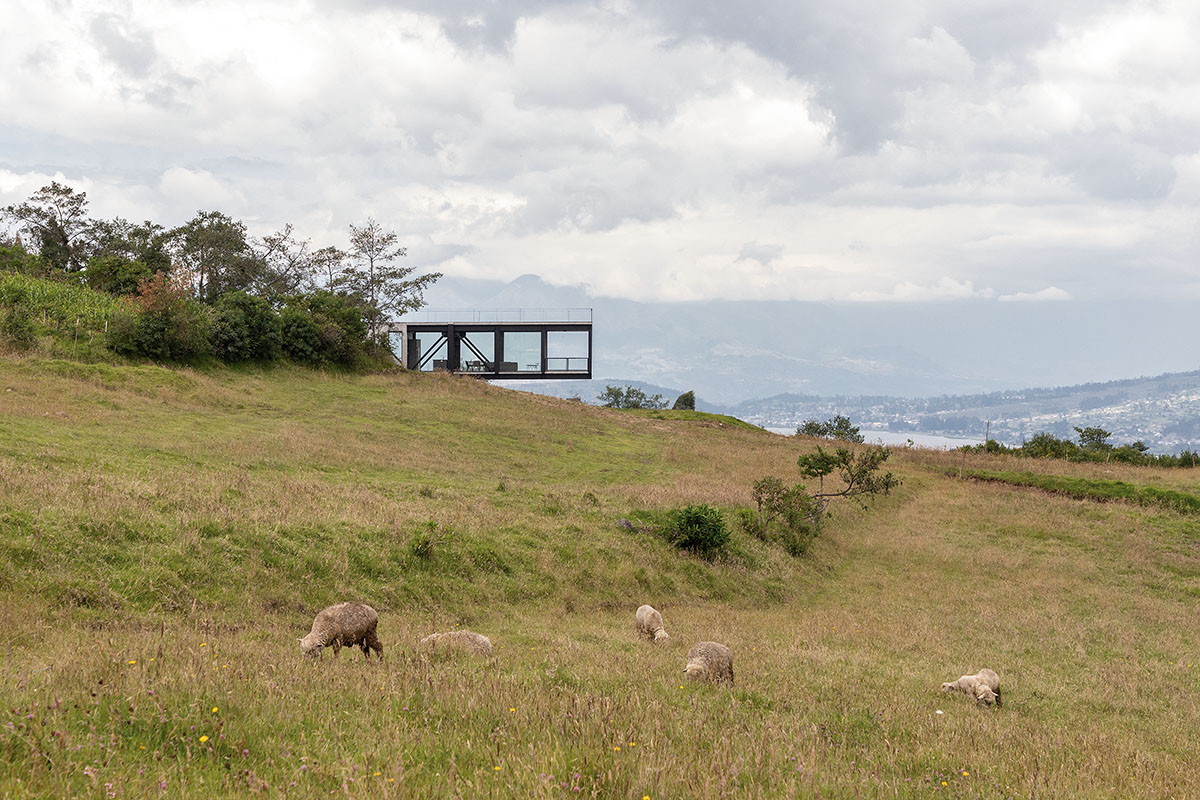 Bernardo Bustamante Arquitectos designs 12-metre-long cantilevered house on the slopes of Ecuador