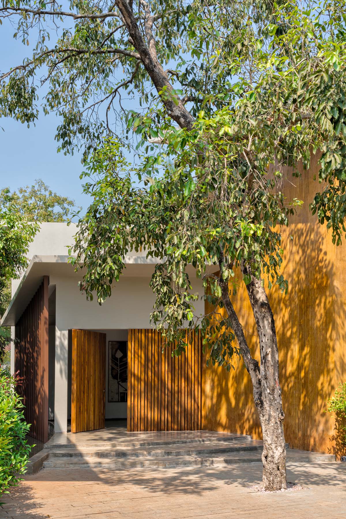 SAV Architecture + Design completes Earth House in Siolim, India