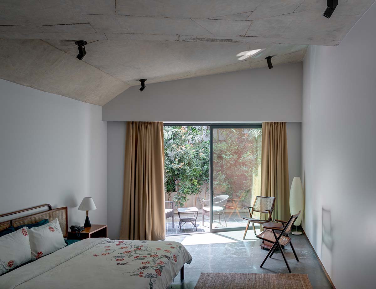 SAV Architecture + Design completes Earth House in Siolim, India