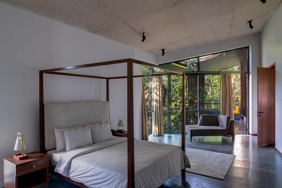 SAV Architecture + Design completes Earth House in Siolim, India