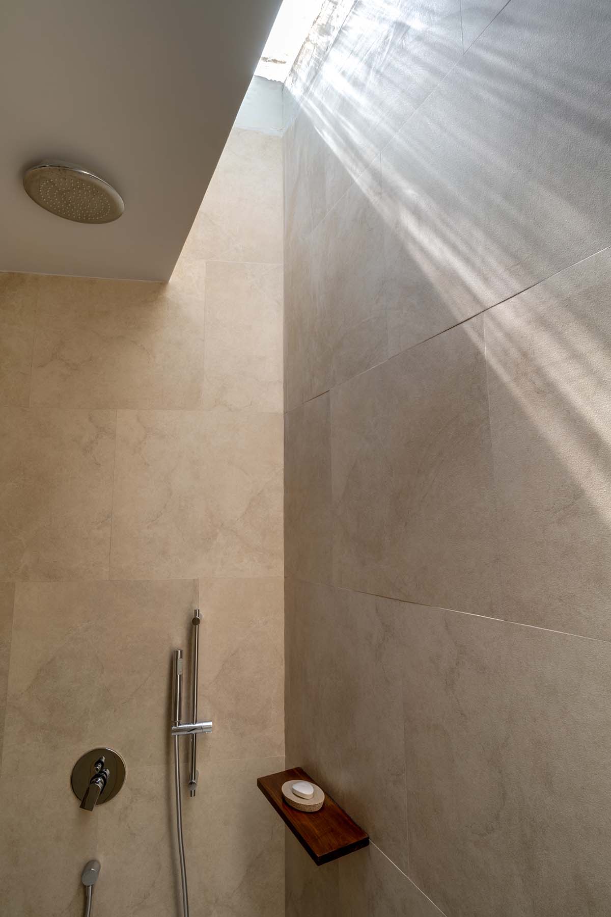 SAV Architecture + Design completes Earth House in Siolim, India