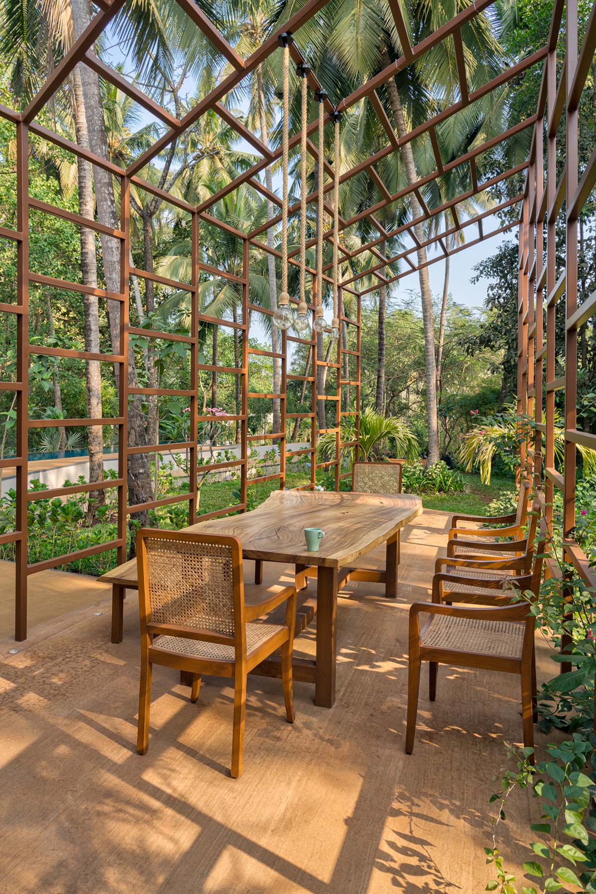 SAV Architecture + Design completes Earth House in Siolim, India