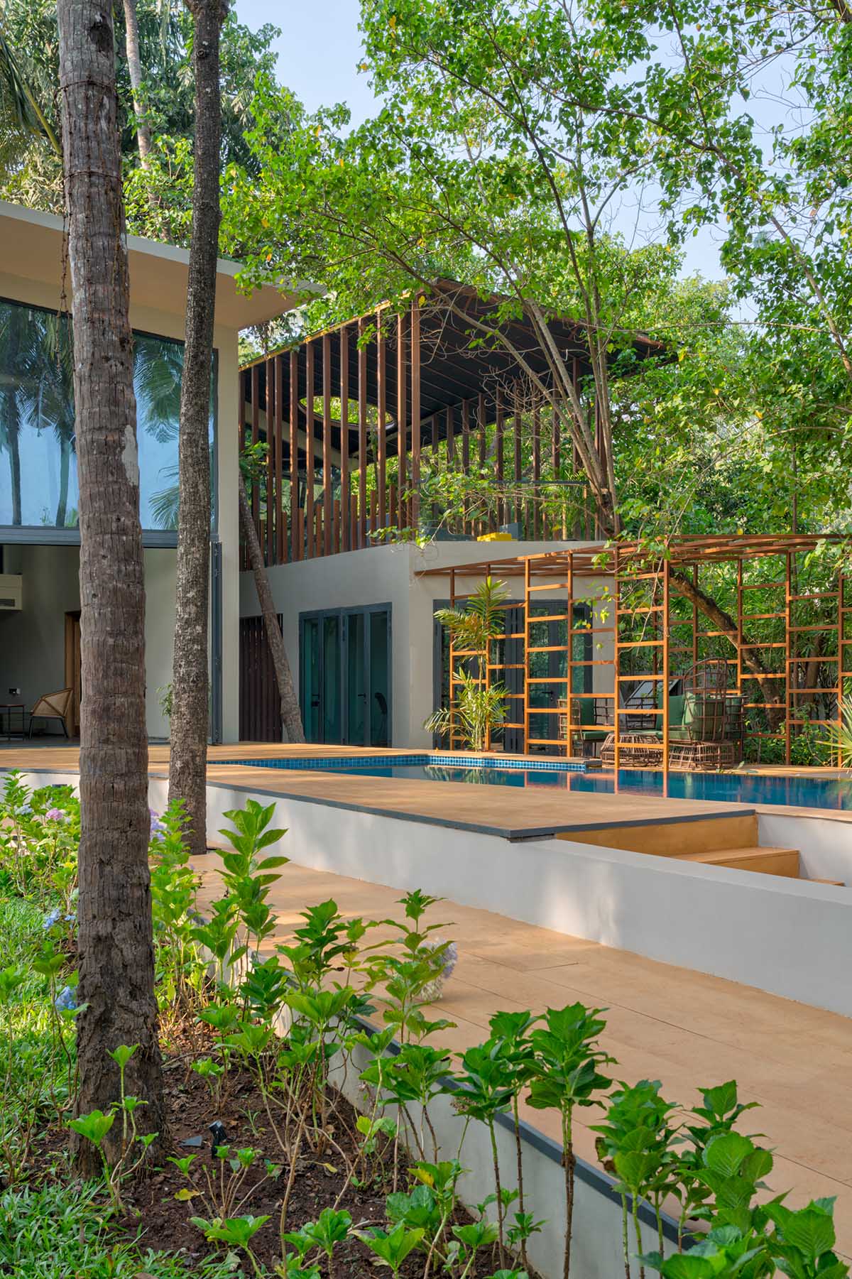 SAV Architecture + Design completes Earth House in Siolim, India