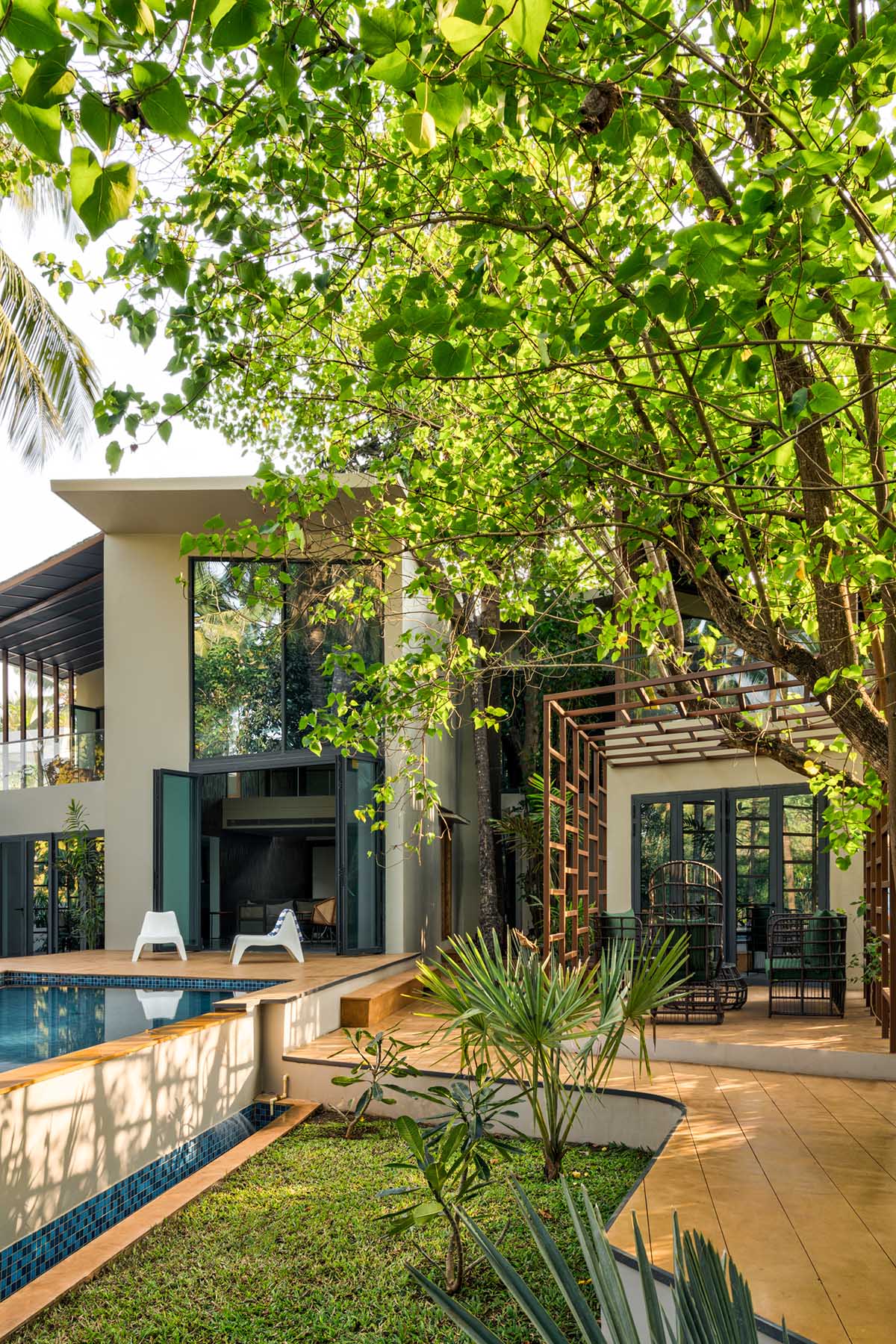 SAV Architecture + Design completes Earth House in Siolim, India