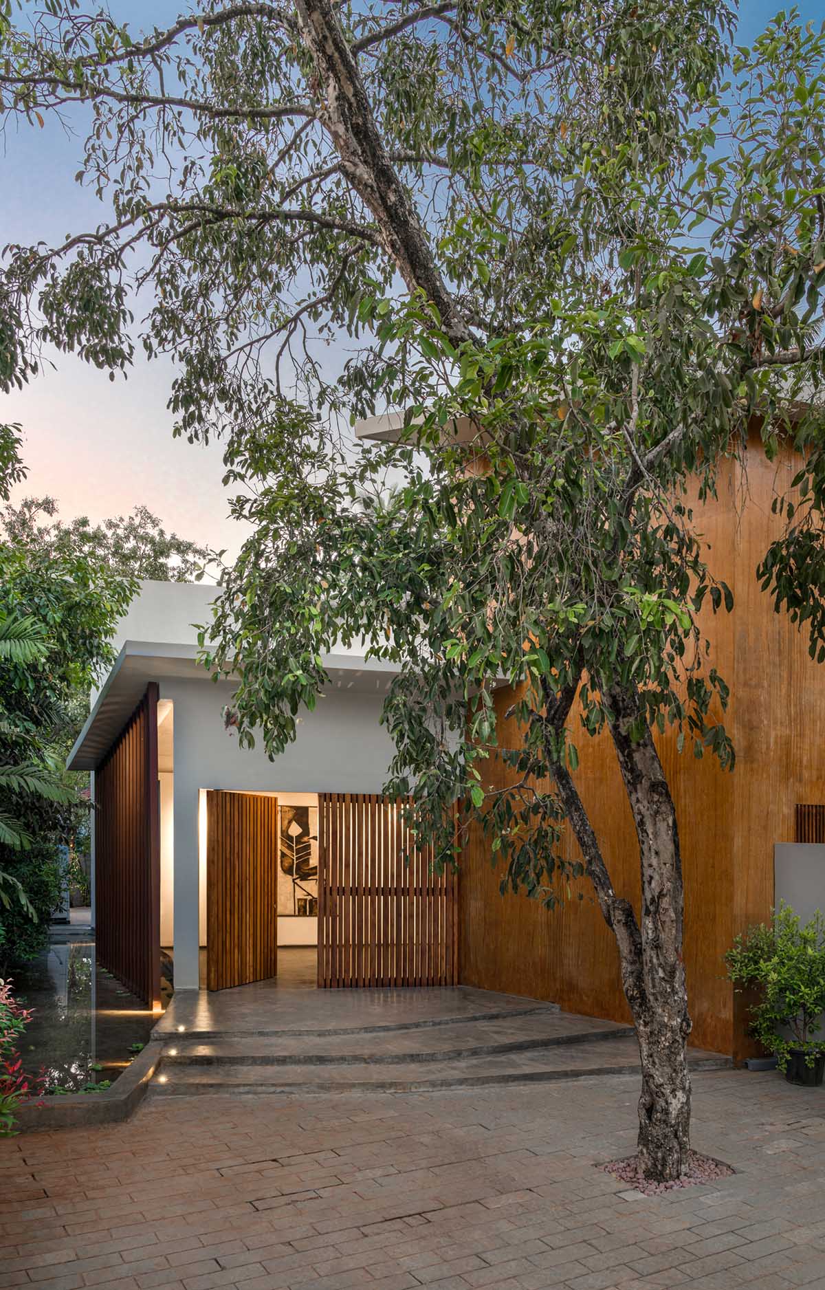 SAV Architecture + Design completes Earth House in Siolim, India
