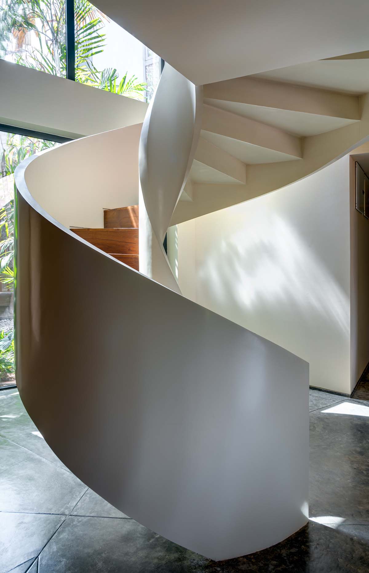 SAV Architecture + Design completes Earth House in Siolim, India