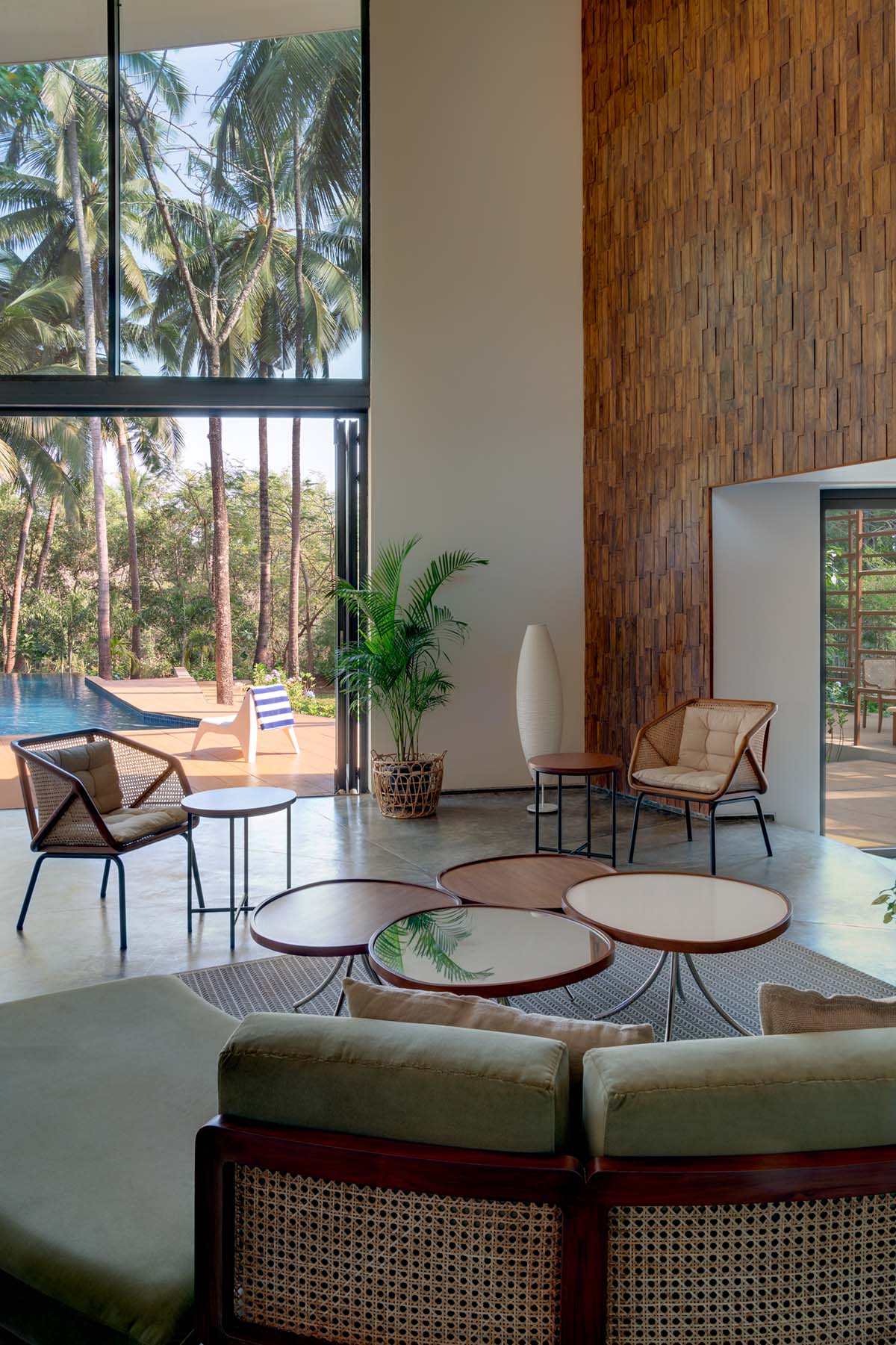 SAV Architecture + Design completes Earth House in Siolim, India