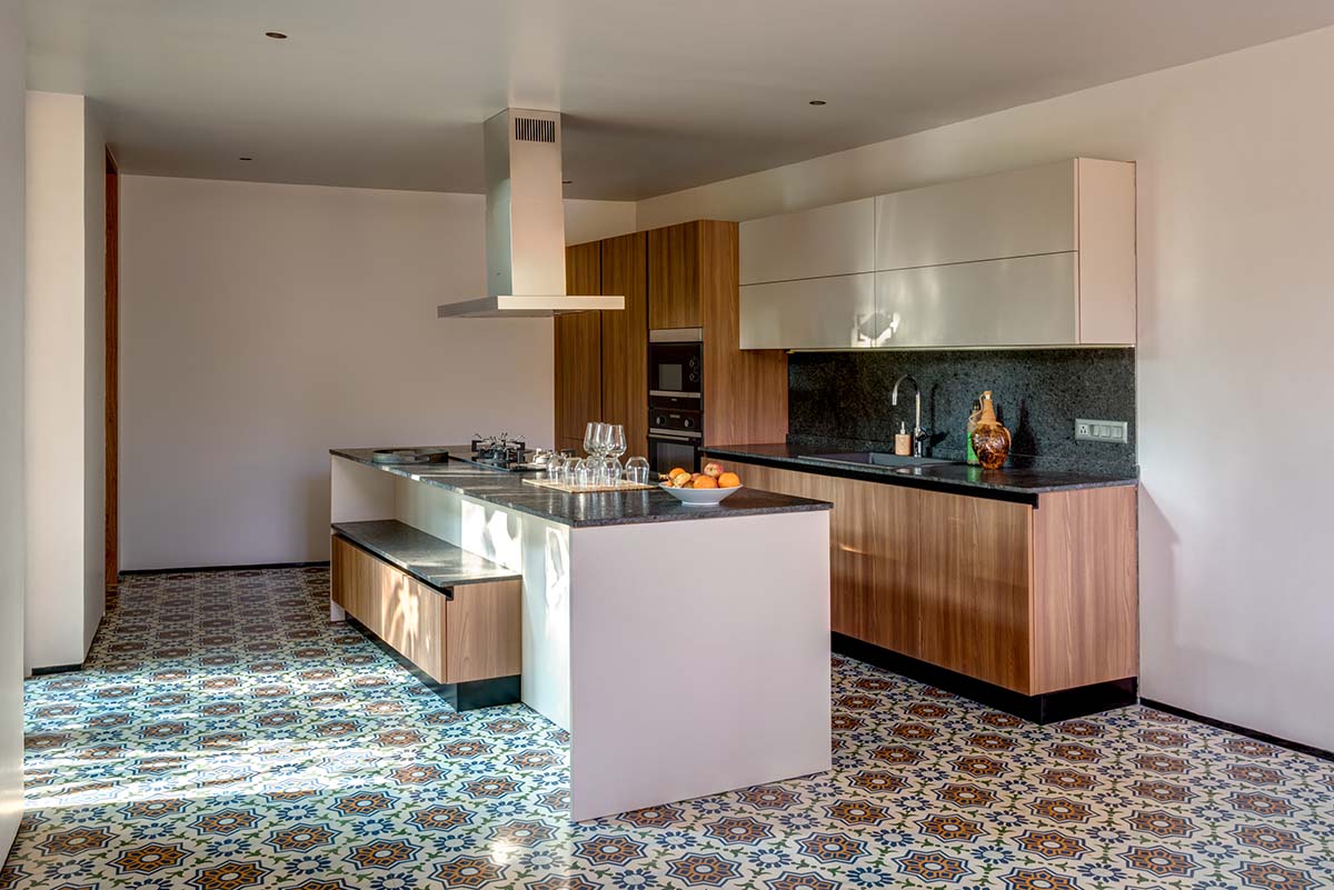 SAV Architecture + Design completes Earth House in Siolim, India