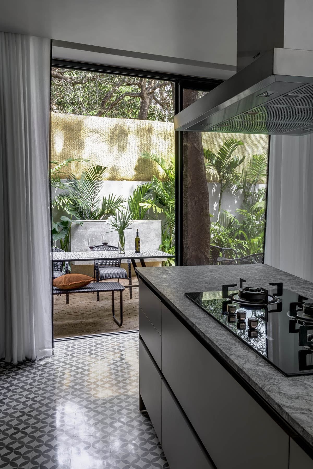 SAV Architecture + Design shapes a poetic house that flows with the landscape