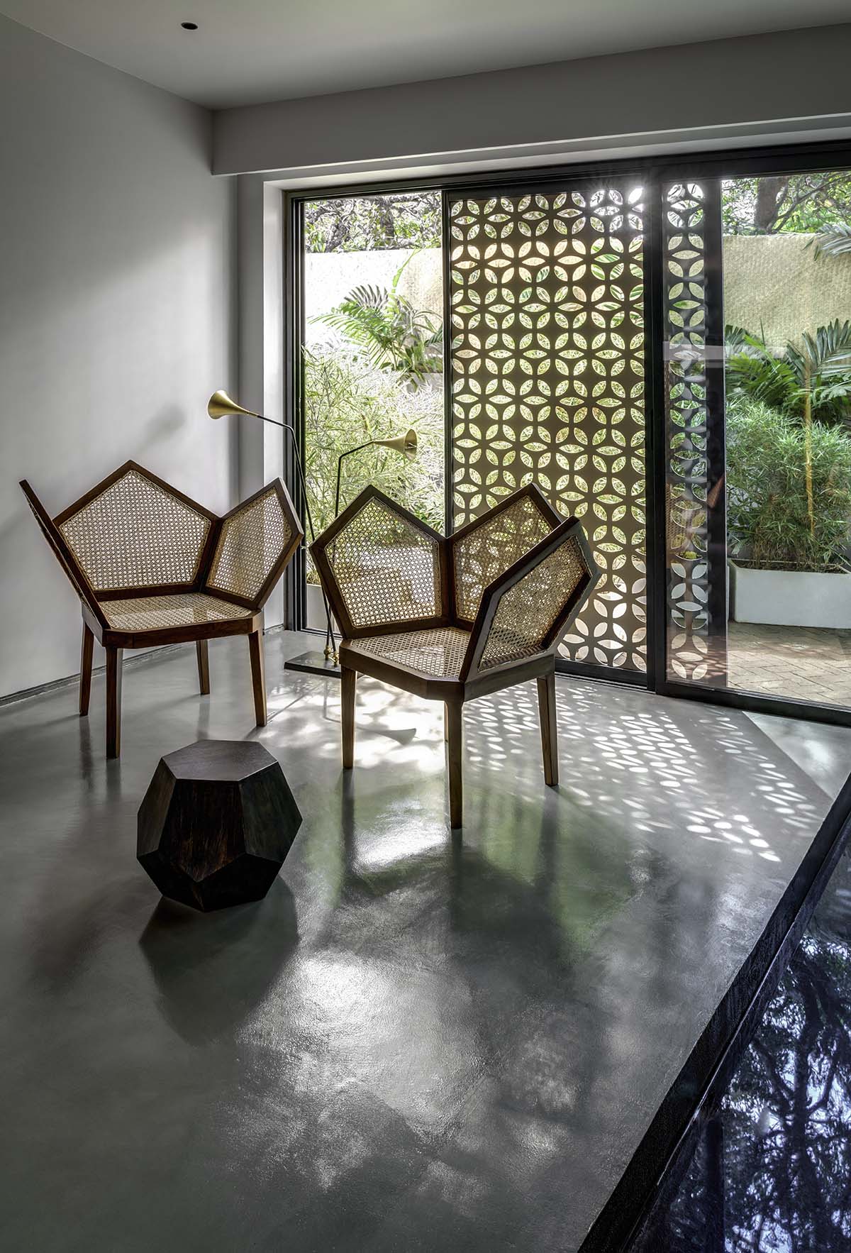 SAV Architecture + Design shapes a poetic house that flows with the landscape