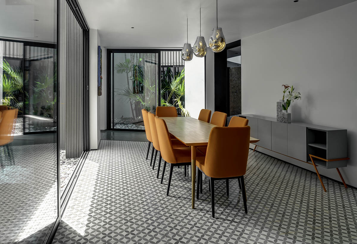 SAV Architecture + Design shapes a poetic house that flows with the landscape