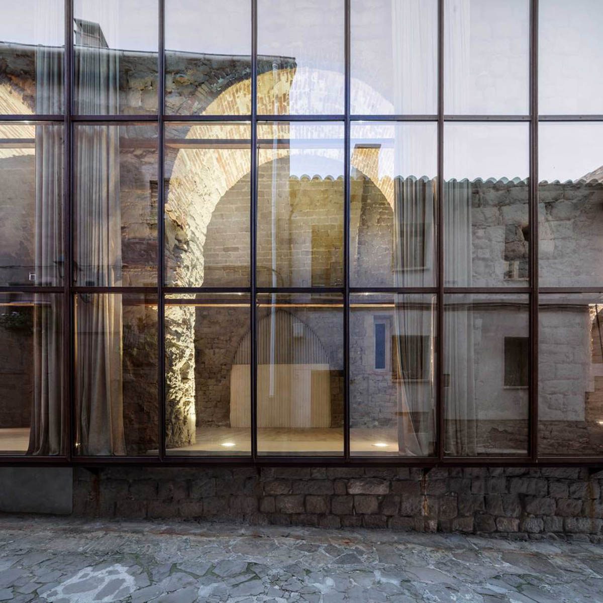 Carles Enrich Studio converts old church into performing arts centre in Spain