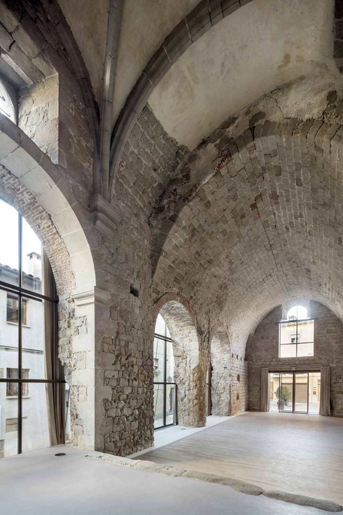 Carles Enrich Studio converts old church into performing arts centre in Spain