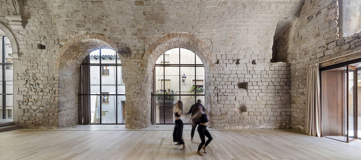 Carles Enrich Studio converts old church into performing arts centre in Spain
