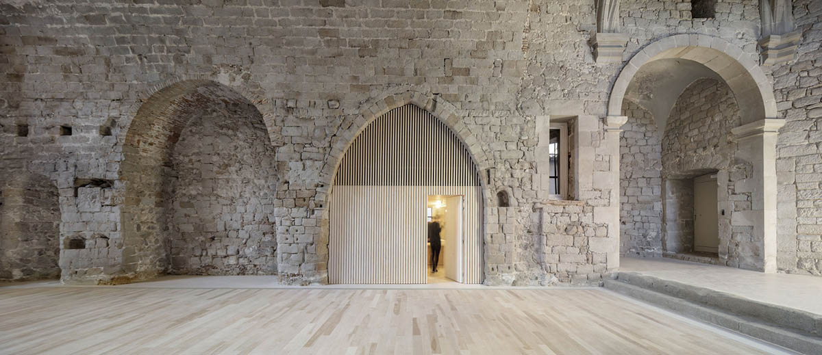 Carles Enrich Studio converts old church into performing arts centre in Spain