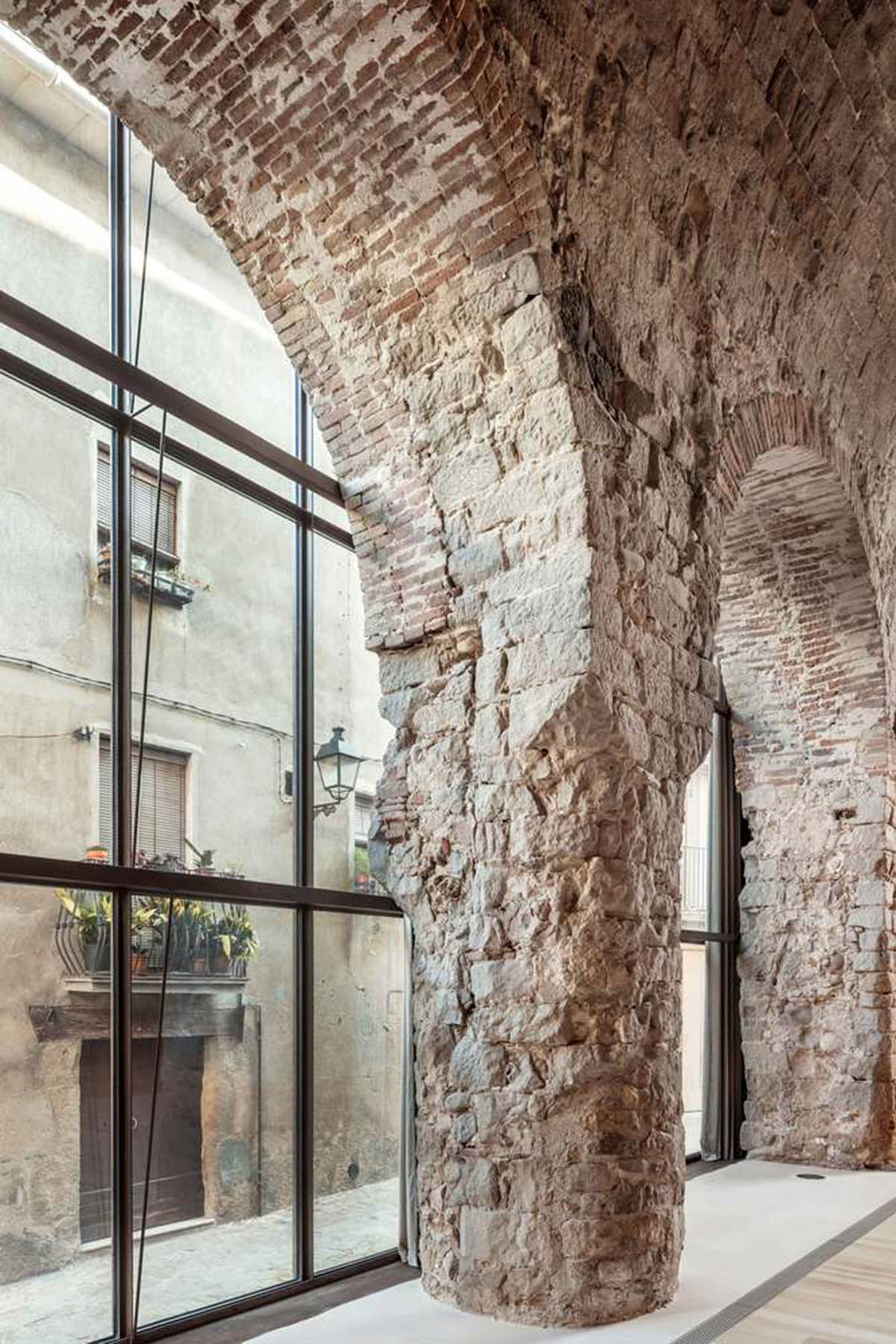 Carles Enrich Studio converts old church into performing arts centre in Spain