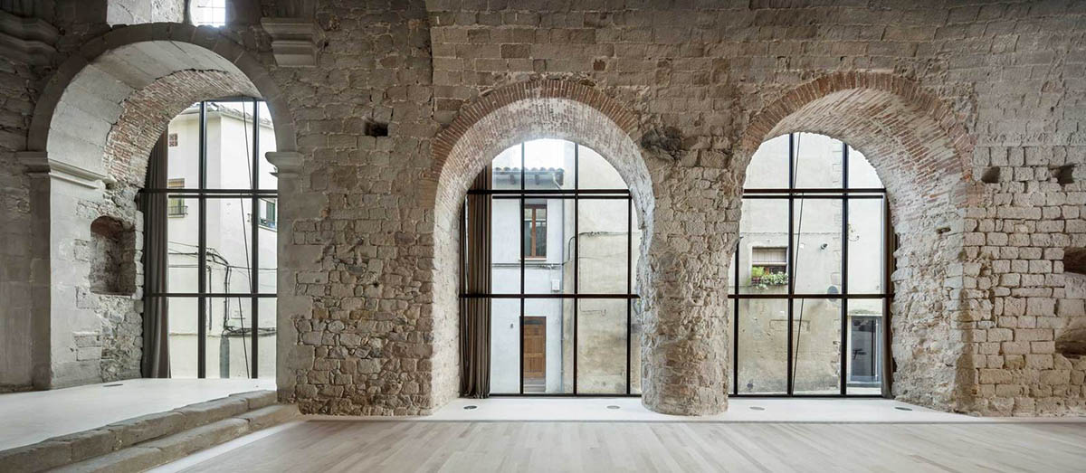 Carles Enrich Studio converts old church into performing arts centre in Spain
