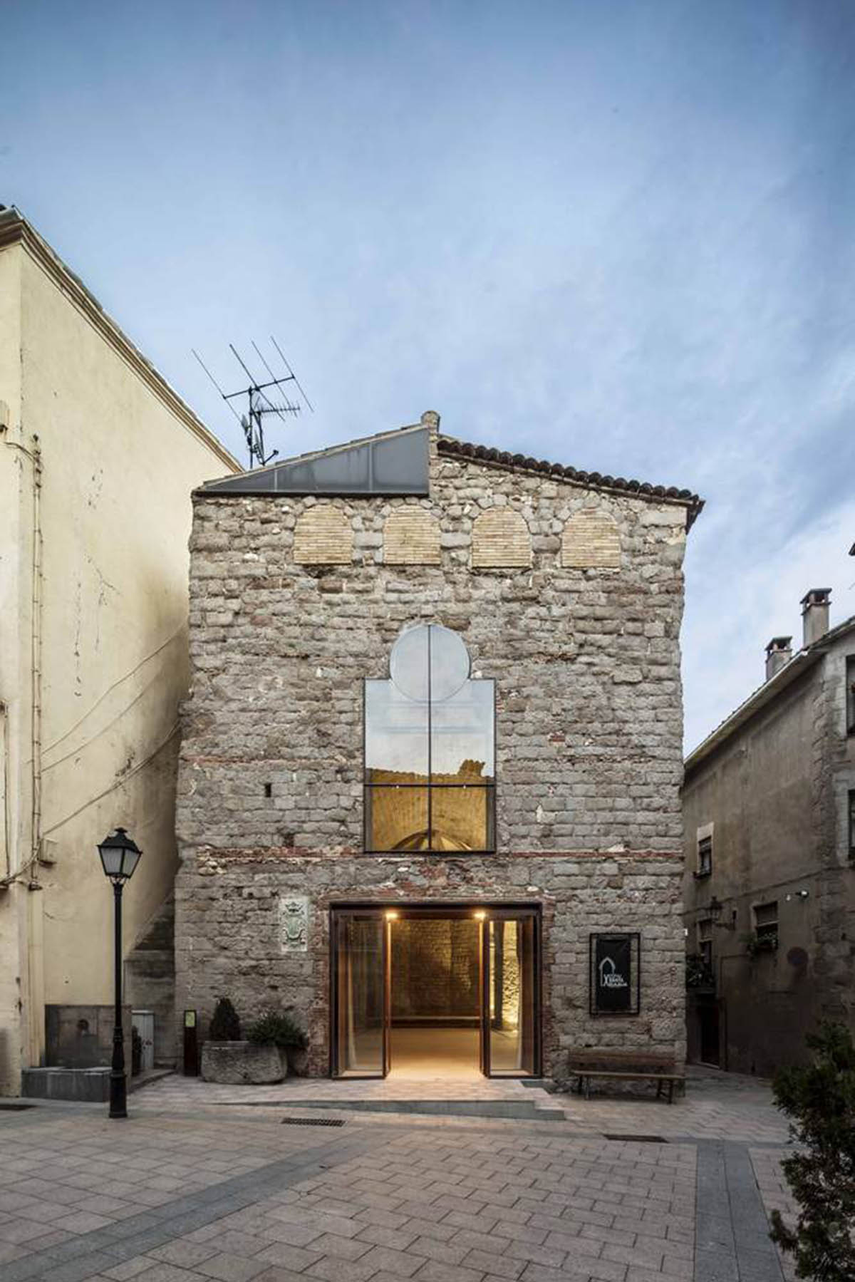 Carles Enrich Studio converts old church into performing arts centre in Spain