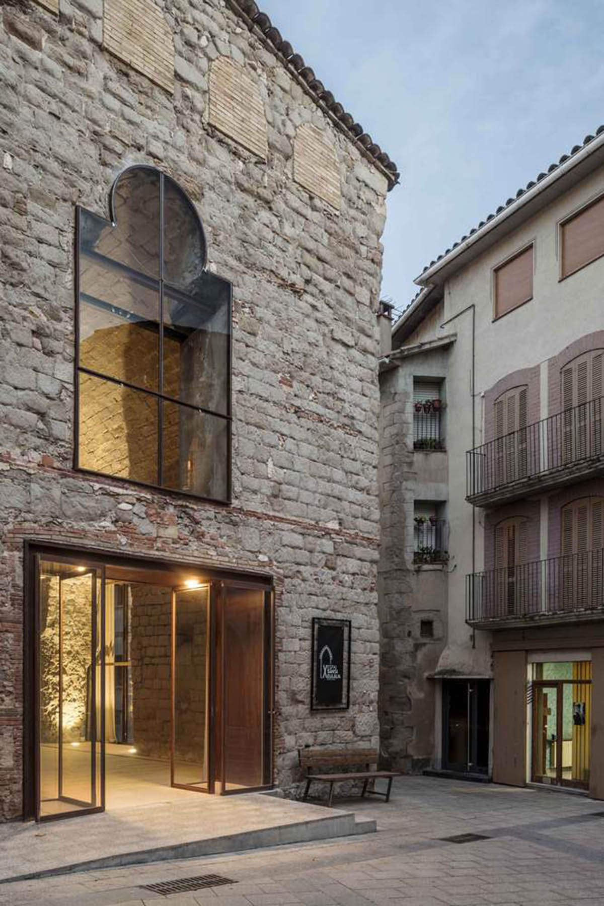 Carles Enrich Studio converts old church into performing arts centre in Spain