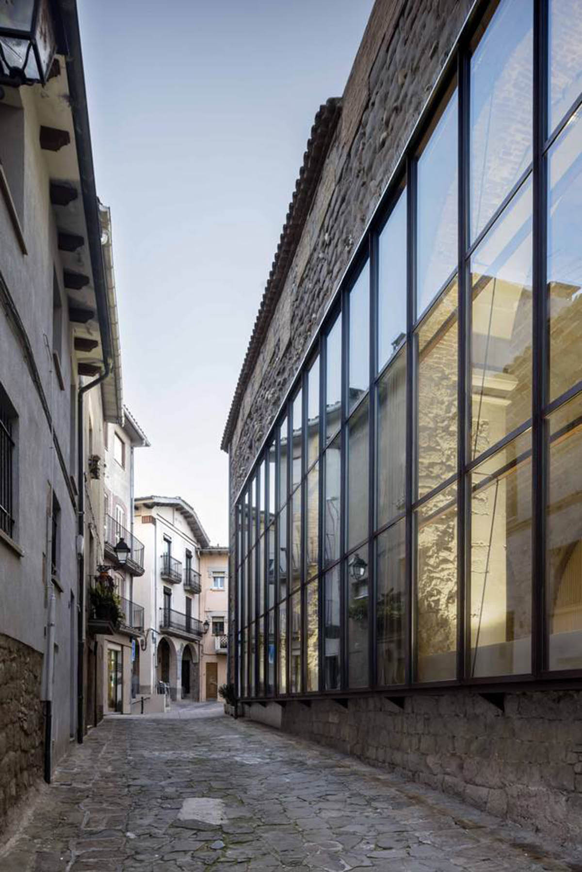 Carles Enrich Studio converts old church into performing arts centre in Spain