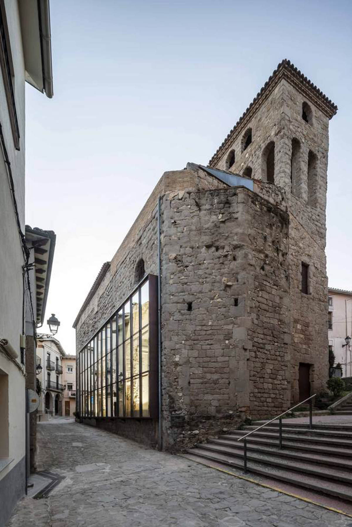 Carles Enrich Studio converts old church into performing arts centre in Spain